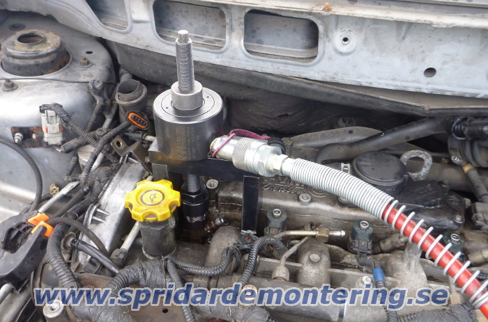 En skadad spridare tas ut ur
                Chrysler med CRD motor