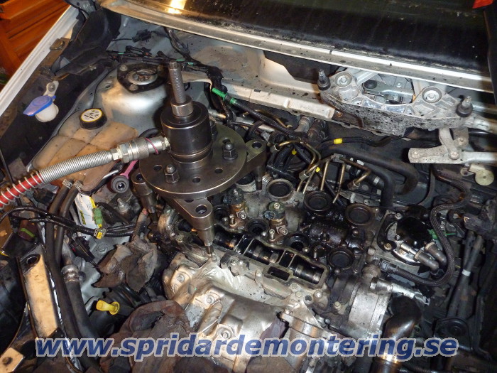 En skadad spridare tas ut ur Ford med 1,6 TDCI
                motor