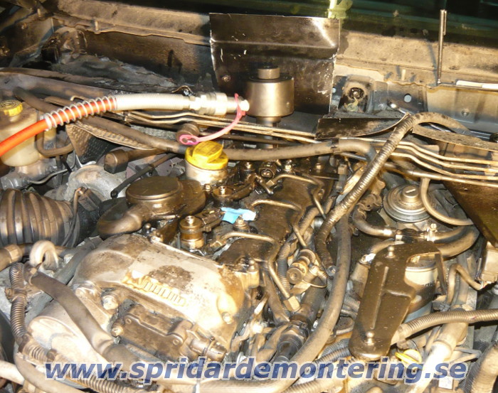 En skadad spridare tas ut ur Jeep med CRD motor