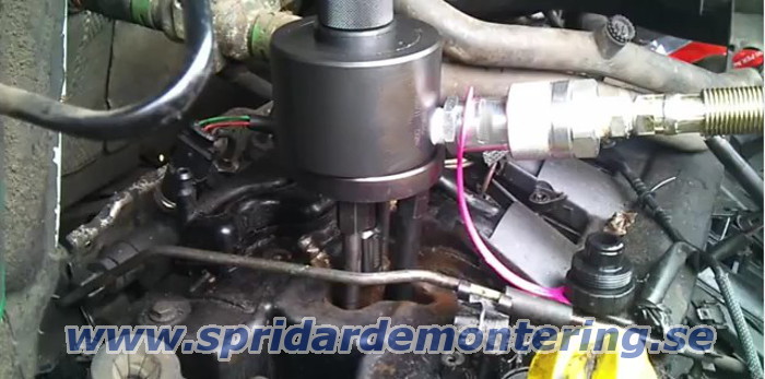 En skadad spridare tas ut ur Renault Master /
                Opel Movano / Nissan Interstar 2.2 och 2.5