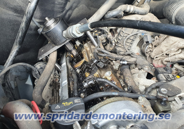 En skadad spridare tas ut ur Mercedes Sprinter
                319 CDI med 3.0 V6 motor