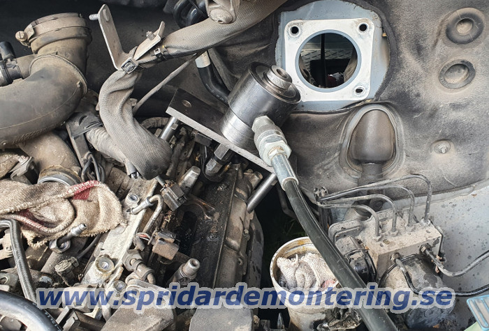 En skadad spridare tas ut ur Mercedes
                Sprinter 319 CDI med 3.0 V6 motor