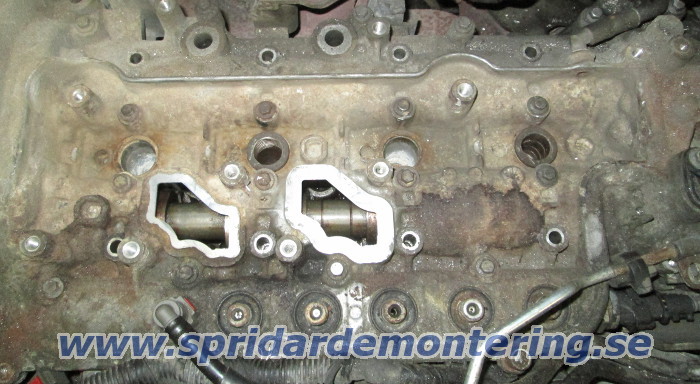 En bruten spridare tas ut ur Renault Trafic /
                Opel Vivaro med 2.0 motor