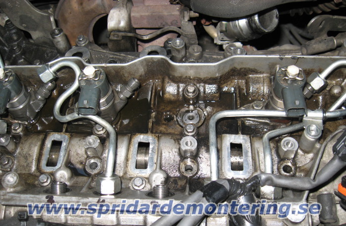 En bruten spridare tas ut ur Renault Trafic /
                Opel Vivaro med 2.0 motor