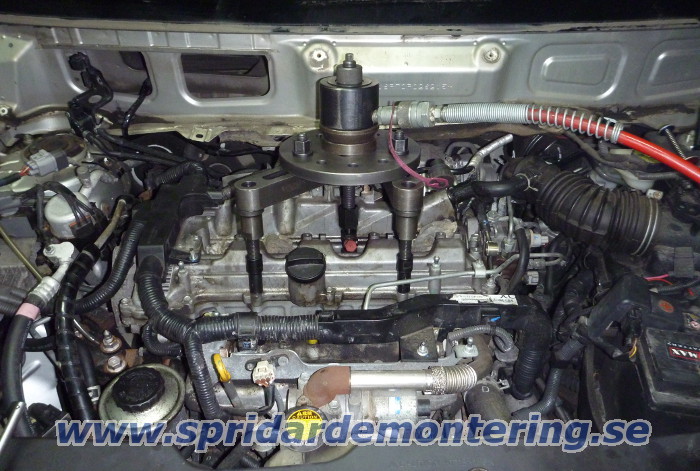 En skadad spridare tas ut ur Toyota med 2.2 D-4D
                motor