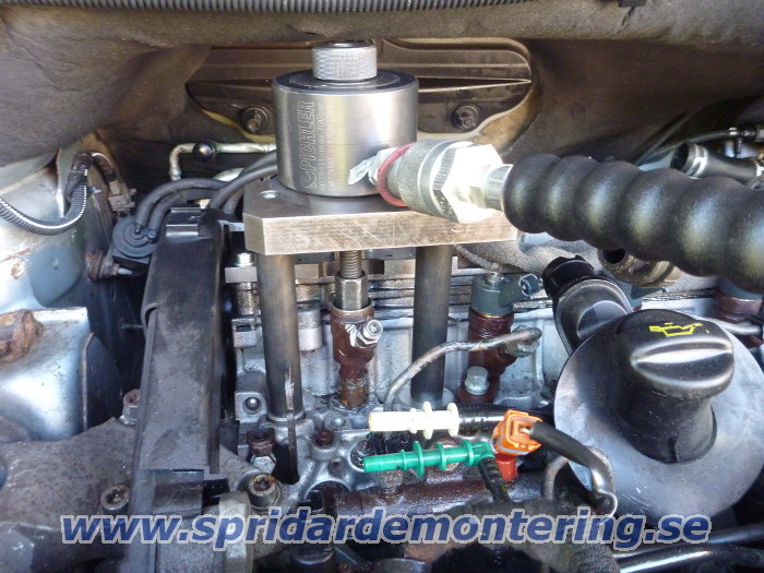 En skadad spridare tas ut ur Peugeot / Citroen /
                Fiat mied 2.0 8V motor